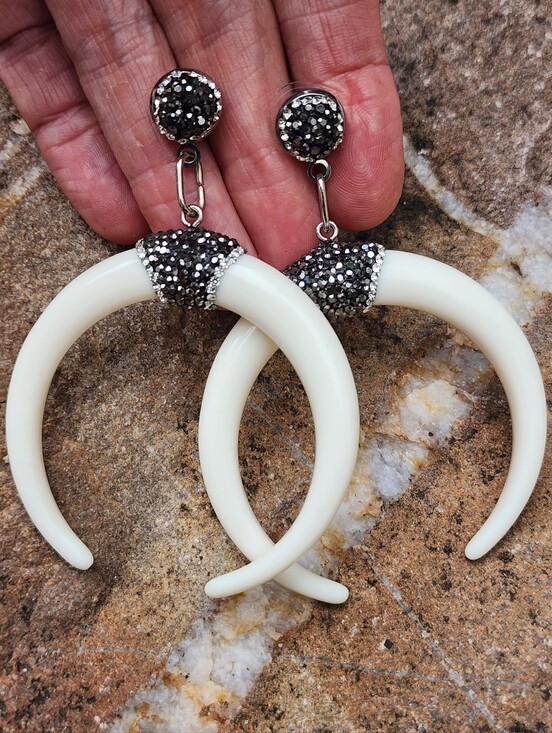 Free People Jewelry - FP Jewelry Sold Out Large Lightweight Earrings Crystals/Off-White Resin Horns